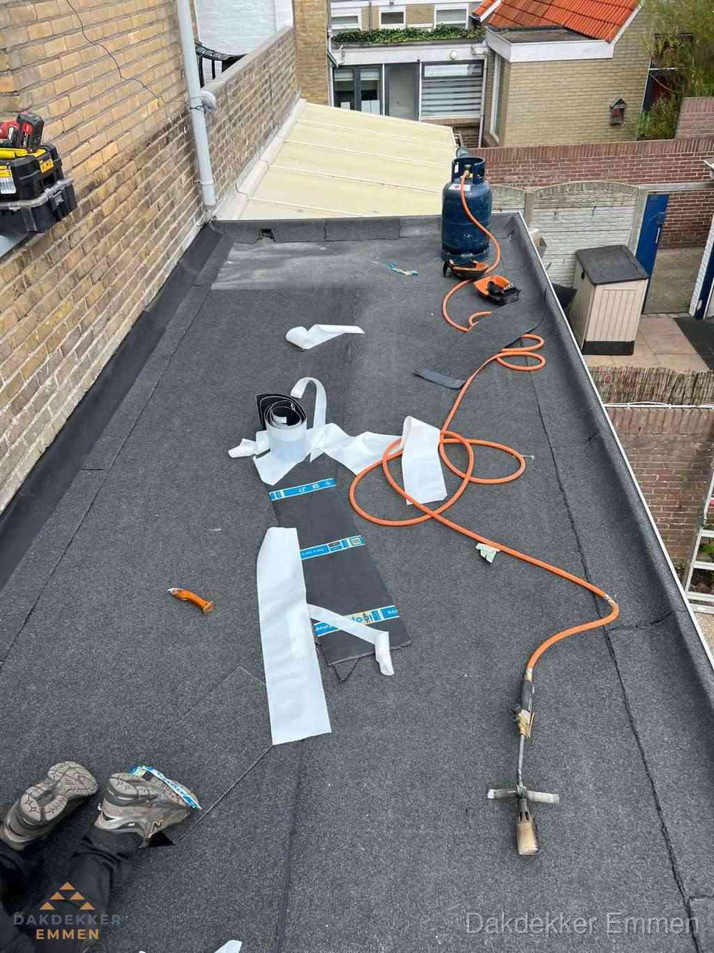 Dakdekker brengt EPDM dakbedekking aan op plat dak in Emmen