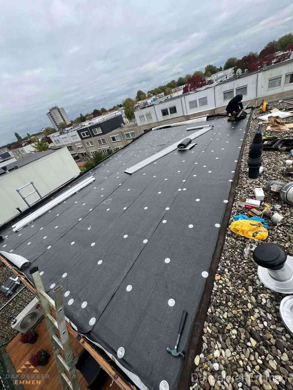 Dakleer vervangen op groot plat dak door dakdekker in Emmen